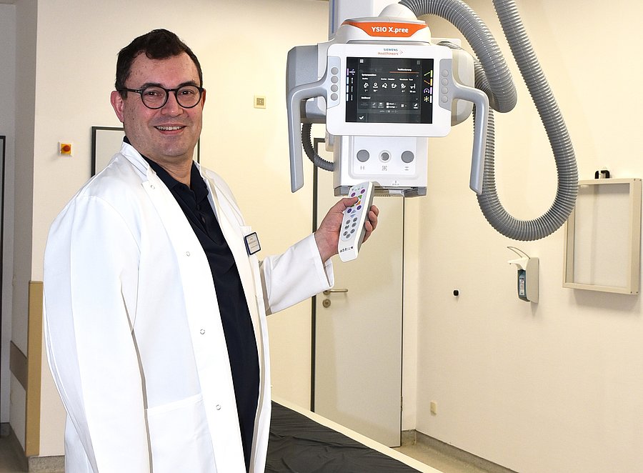 Dr. Frank Schellhammer präsentiert das neue Röntgengerät