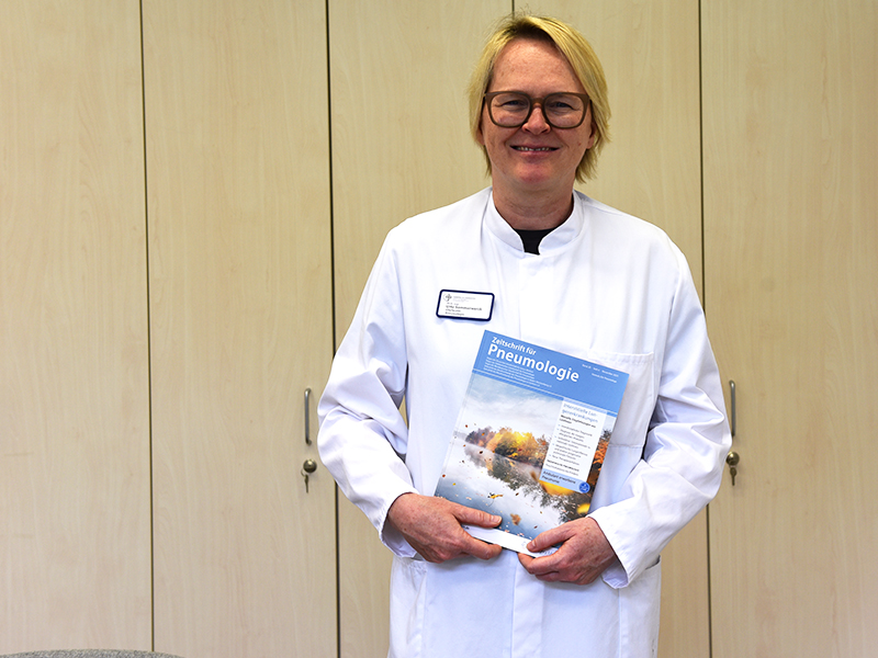 PD Dr. Urte Sommerwerck mit einem Exemplar der Zeitschrift für Pneumologie