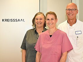 Neue Kreißsaal-Leitung im Severinsklösterchen Prof. Dr. Jan Schmolling und Marzena Koprowski begrüßen Kirsten Jannicke (Mitte) als neue Kreißsaal-Leitung
