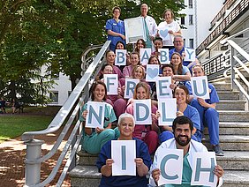 Cellitinnen-Severinsklösterchen ist Babyfreundliche Geburtsklinik Team der Geburtshilfe im Severinsklösterchen zeigt Schriftzug Babyfreundlich