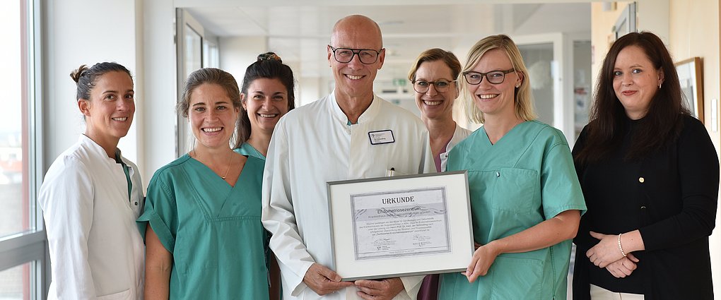 Das Team des Endometriosezentrums im Severinsklösterchen präsentiert das Zertifikat